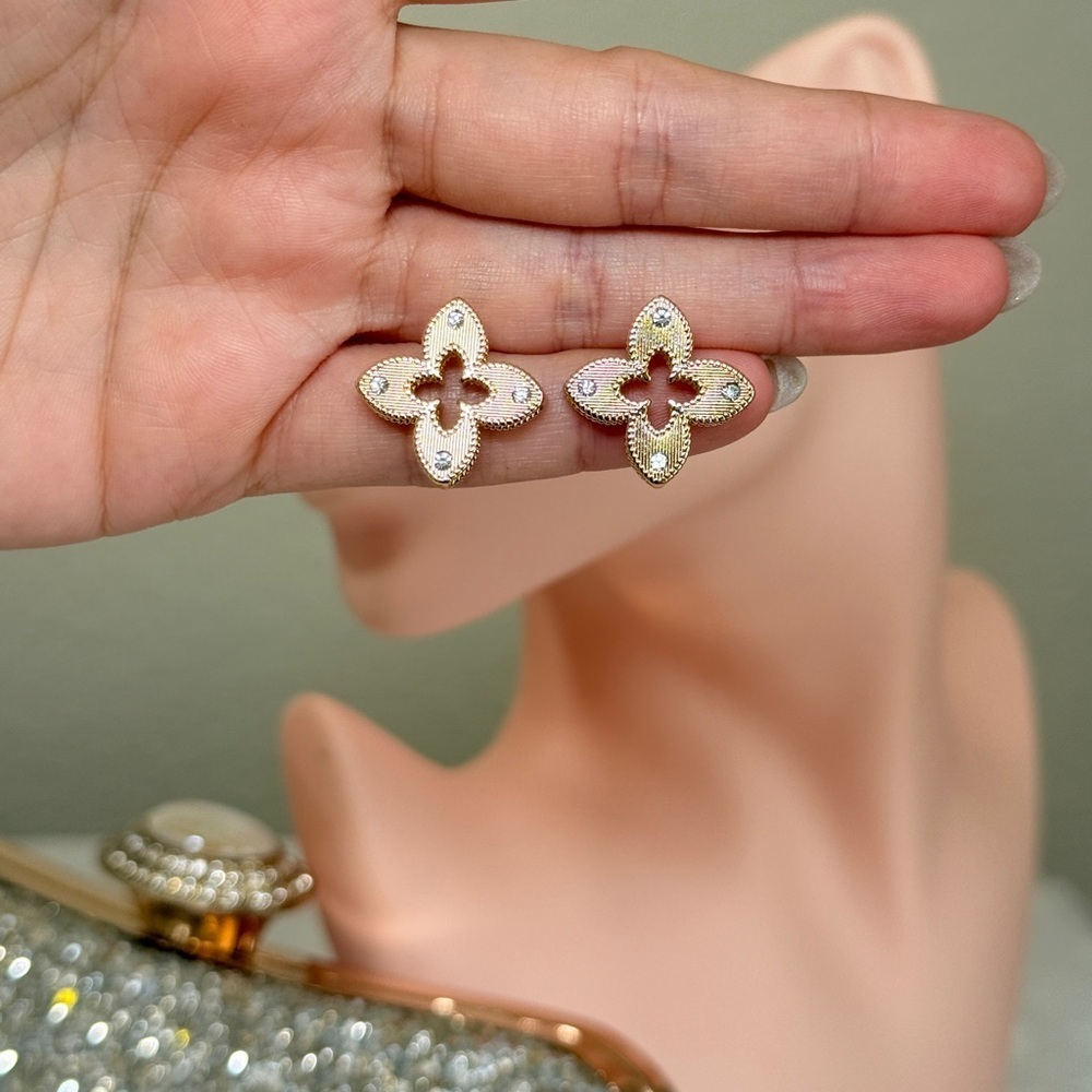 Luxury Gold Floral Stud Earrings With Zirconia 18K Gold Plated - Picture 7 of 8